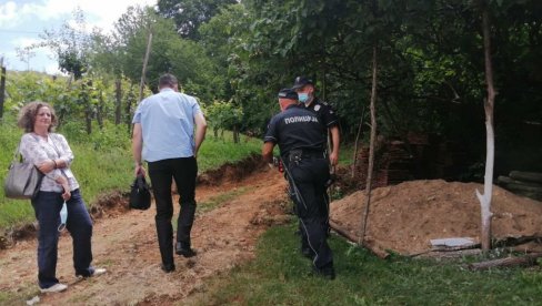 DETALJI ZLOČINA U VRANJSKOJ BANJI: Postoje dve verzije ubistva Slavoljuba (47) i Branke (41), pronašao ih žrtvin otac DETALJI ZLOČINA U VRANJSKOJ BANJI: Postoje dve verzije ubistva Slavoljuba (47) i Branke (41), pronašao ih žrtvin otac