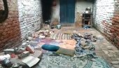 МАЈМУНИ УБИЛИ МАЈКУ И ЧЕТВОРО ДЕЦЕ: Животиње су снажно затресле зид, он затрпао породицу на спавању