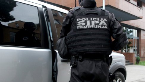 VELIKA AKCIJA POLICIJE U BANJALUCI: Uhapšeno pet osoba, oduzete cigarete vredne skoro 250.000 evra VELIKA AKCIJA POLICIJE U BANJALUCI: Uhapšeno pet osoba, oduzete cigarete vredne skoro 250.000 evra