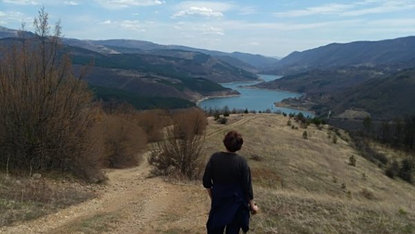 СЕЛО НА СТАРОЈ ПЛАНИНИ СЕ НАДА ПРЕОБРАЖАЈУ: Главни адути Завојско језеро и здрава храна СЕЛО НА СТАРОЈ ПЛАНИНИ СЕ НАДА ПРЕОБРАЖАЈУ: Главни адути Завојско језеро и здрава храна