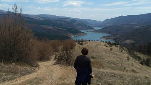 СЕЛО НА СТАРОЈ ПЛАНИНИ СЕ НАДА ПРЕОБРАЖАЈУ: Главни адути Завојско језеро и здрава храна СЕЛО НА СТАРОЈ ПЛАНИНИ СЕ НАДА ПРЕОБРАЖАЈУ: Главни адути Завојско језеро и здрава храна