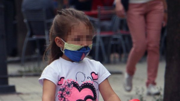 И НАЈМЛАЂИ ДА НОСЕ МАСКУ: Није одређена доња старосна граница за заштиту, али се препоручује ношење И НАЈМЛАЂИ ДА НОСЕ МАСКУ: Није одређена доња старосна граница за заштиту, али се препоручује ношење