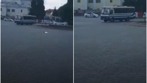 ТАЛАЧКА КРИЗА У УКРАЈИНИ Наоружан експлозивом заробио 20 путника у аутобусу - Претходно оставио поруку на Твитеру (ВИДЕО) ТАЛАЧКА КРИЗА У УКРАЈИНИ Наоружан експлозивом заробио 20 путника у аутобусу - Претходно оставио поруку на Твитеру (ВИДЕО)