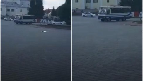 ТАЛАЧКА КРИЗА У УКРАЈИНИ Наоружан експлозивом заробио 20 путника у аутобусу - Претходно оставио поруку на Твитеру (ВИДЕО) ТАЛАЧКА КРИЗА У УКРАЈИНИ Наоружан експлозивом заробио 20 путника у аутобусу - Претходно оставио поруку на Твитеру (ВИДЕО)