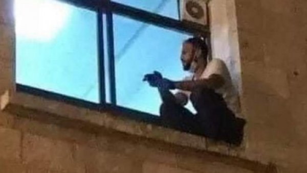 ПОТРЕСНА ФОТОГРАФИЈА: Син се попео на прозор ковид болнице како би се опростио од мајке (ФОТО) ПОТРЕСНА ФОТОГРАФИЈА: Син се попео на прозор ковид болнице како би се опростио од мајке (ФОТО)