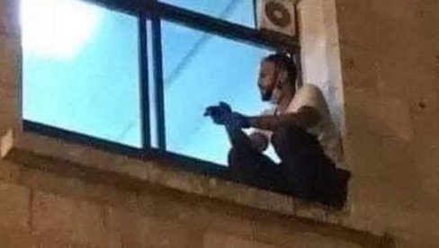 ПОТРЕСНА ФОТОГРАФИЈА: Син се попео на прозор ковид болнице како би се опростио од мајке (ФОТО) ПОТРЕСНА ФОТОГРАФИЈА: Син се попео на прозор ковид болнице како би се опростио од мајке (ФОТО)