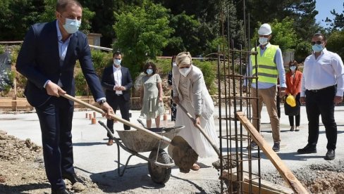 POENI PRED IZBORE? Ministri u Herceg Novom položili kamen temeljac za vrtić koji je ove godine trebalo da bude otvoren POENI PRED IZBORE? Ministri u Herceg Novom položili kamen temeljac za vrtić koji je ove godine trebalo da bude otvoren