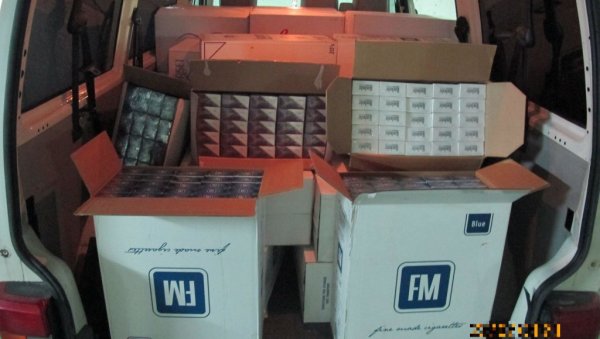ЗАПЛЕЊЕНА НЕЛЕГАЛНА РОБА: Акција полиције у Великој Плани ЗАПЛЕЊЕНА НЕЛЕГАЛНА РОБА: Акција полиције у Великој Плани