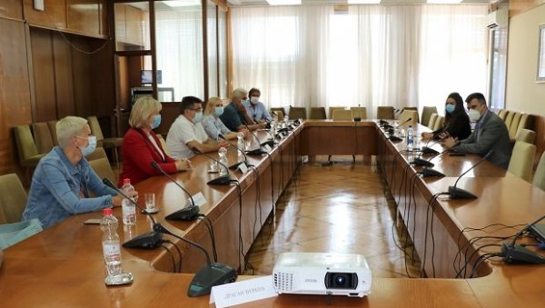 ТИМСКИМ РАДОМ ПОБЕЂУЈЕМО ВИРУС: Министар Зоран Ђорђевић са представницима приватних домова за старе ТИМСКИМ РАДОМ ПОБЕЂУЈЕМО ВИРУС: Министар Зоран Ђорђевић са представницима приватних домова за старе