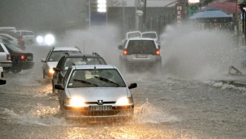 ВАЖНО УПОЗОРЕЊЕ ЗА ВОЗАЧЕ: Због кише клизави коловози током ноћи - ево где ће бити и радова на путу ВАЖНО УПОЗОРЕЊЕ ЗА ВОЗАЧЕ: Због кише клизави коловози током ноћи - ево где ће бити и радова на путу