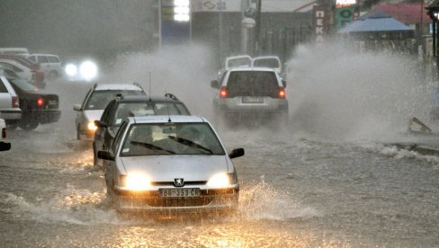 VAŽNO UPOZORENJE ZA VOZAČE: Zbog kiše klizavi kolovozi tokom noći - evo gde će biti i radova na putu VAŽNO UPOZORENJE ZA VOZAČE: Zbog kiše klizavi kolovozi tokom noći - evo gde će biti i radova na putu
