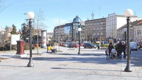 BORBA PROTIV KORONE U KRAGUJEVCU: Građanima dele brošure BORBA PROTIV KORONE U KRAGUJEVCU: Građanima dele brošure