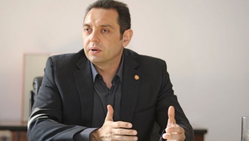 МИНИСТАР ВУЛИН: Како решавају случај покушаја убиства председника Вучића у Сребреници таква им је и држава МИНИСТАР ВУЛИН: Како решавају случај покушаја убиства председника Вучића у Сребреници таква им је и држава