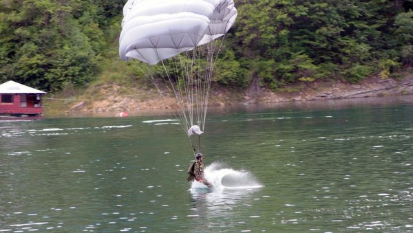 ПОСЛЕ 30 ГОДИНА: 63. падобранска бригада је извела скок на воду ПОСЛЕ 30 ГОДИНА: 63. падобранска бригада је извела скок на воду
