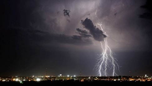 РЕКОРДНИХ 60.000 МУЊА: Јако невреме погодило Аустрију