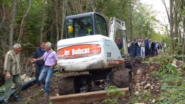 КОНАЧНО ПОТЕКЛА ВОДА ЗА ПИЋЕ: На Гласиначпм пољу се вековима умивали росом КОНАЧНО ПОТЕКЛА ВОДА ЗА ПИЋЕ: На Гласиначпм пољу се вековима умивали росом