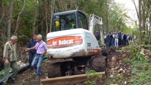 КОНАЧНО ПОТЕКЛА ВОДА ЗА ПИЋЕ: На Гласиначпм пољу се вековима умивали росом КОНАЧНО ПОТЕКЛА ВОДА ЗА ПИЋЕ: На Гласиначпм пољу се вековима умивали росом
