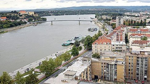 ПРЕСКОЧИЛА ОГРАДУ С НАМЕРОМ ДА ИЗВРШИ СУИЦИД: Полицајци спречили самоубиство малолетнице у Новом Саду ПРЕСКОЧИЛА ОГРАДУ С НАМЕРОМ ДА ИЗВРШИ СУИЦИД: Полицајци спречили самоубиство малолетнице у Новом Саду