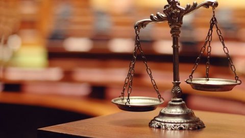 ДЕТАЉИ СПРЕЧАВАЊА САМОУБИСТВА У СУДУ: Оптужени за зверско убиство покушао да скочи ДЕТАЉИ СПРЕЧАВАЊА САМОУБИСТВА У СУДУ: Оптужени за зверско убиство покушао да скочи