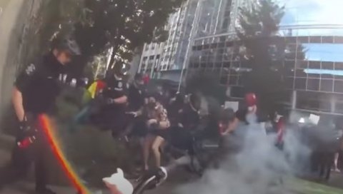 ПОНОВО ХАОС У АМЕРИЦИ: Трамп наредио хитно распоређивање федералних снага у Чикагу, у Сијетлу сукоби (ВИДЕО) ПОНОВО ХАОС У АМЕРИЦИ: Трамп наредио хитно распоређивање федералних снага у Чикагу, у Сијетлу сукоби (ВИДЕО)