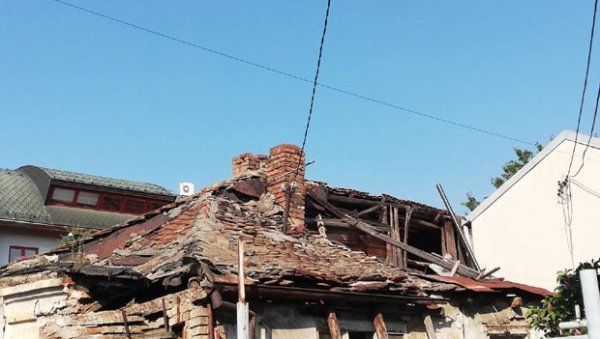 ДОК ЧЕКАЈУ ПЛАН, ЖИВЕ У РУИНАМА! Трошни објекти налазе се на траси Унутрашњег магистралног попупрстена чије остварење није ни близу ДОК ЧЕКАЈУ ПЛАН, ЖИВЕ У РУИНАМА! Трошни објекти налазе се на траси Унутрашњег магистралног попупрстена чије остварење није ни близу