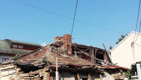 DOK ČEKAJU PLAN, ŽIVE U RUINAMA! Trošni objekti nalaze se na trasi Unutrašnjeg magistralnog popuprstena čije ostvarenje nije ni blizu DOK ČEKAJU PLAN, ŽIVE U RUINAMA! Trošni objekti nalaze se na trasi Unutrašnjeg magistralnog popuprstena čije ostvarenje nije ni blizu