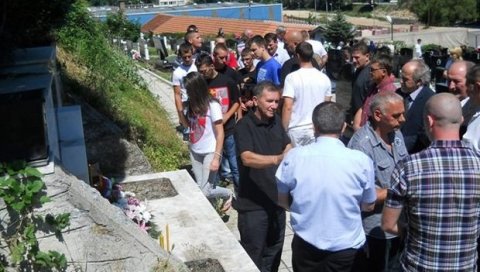 ПАРАСТОС У ФОЧИ: Сећање на 42 Србина са Јабуке