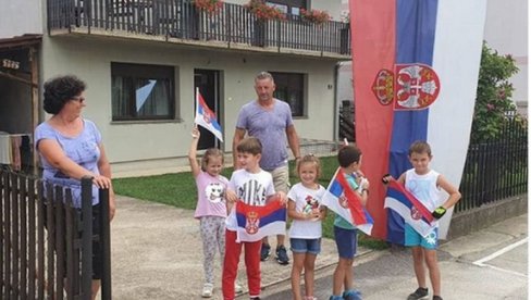 DOBRODOŠLICA UZ SRPSKU TROBOJKU: Petoro mališana sa zastavama u rukama pozdravilo Vučića u Banjaluci (FOTO) DOBRODOŠLICA UZ SRPSKU TROBOJKU: Petoro mališana sa zastavama u rukama pozdravilo Vučića u Banjaluci (FOTO)