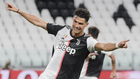 POTEZ ZA DIVLJENJE: Ronaldo oduševio i rasplakao Juliju (VIDEO) POTEZ ZA DIVLJENJE: Ronaldo oduševio i rasplakao Juliju (VIDEO)