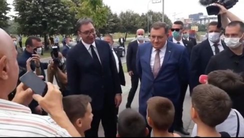 НАВИЈАМО ЗА ЗВЕЗДУ, ПАРТИЗАН И БОРАЦ: Спортска расправа Вучића и Додика са бањалучким дечацима (ВИДЕО) НАВИЈАМО ЗА ЗВЕЗДУ, ПАРТИЗАН И БОРАЦ: Спортска расправа Вучића и Додика са бањалучким дечацима (ВИДЕО)