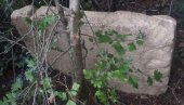 РИМСКИ СПОМЕНИК ПРИСЛОЊЕН УЗ ДРВО: Овде је полиција пронашла украдени монумент РИМСКИ СПОМЕНИК ПРИСЛОЊЕН УЗ ДРВО: Овде је полиција пронашла украдени монумент
