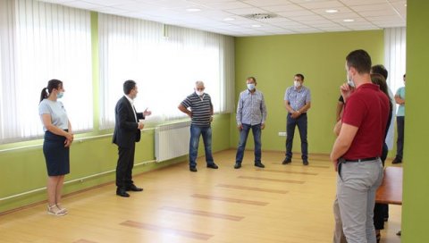 ЗА ЗАСАДЕ И МУЗНА ГРЛА 10.800 КМ: Начелник Угљевика поделио подстицаје земљорадницима тог краја ЗА ЗАСАДЕ И МУЗНА ГРЛА 10.800 КМ: Начелник Угљевика поделио подстицаје земљорадницима тог краја