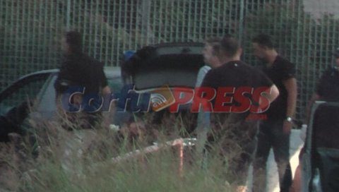 СЛИКЕ СА ЛИЦЕ МЕСТА: Тела убијених сарадника Бојовића и Кораћа у аутомобилу испред виле на Крфу (ФОТО) СЛИКЕ СА ЛИЦЕ МЕСТА: Тела убијених сарадника Бојовића и Кораћа у аутомобилу испред виле на Крфу (ФОТО)