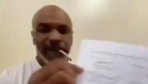 ТО МОЖЕ САМО ГВОЗДЕНИ МАЈК: Тајсон пуши марихуану док потписује уговор о повратку у ринг (ВИДЕО) ТО МОЖЕ САМО ГВОЗДЕНИ МАЈК: Тајсон пуши марихуану док потписује уговор о повратку у ринг (ВИДЕО)