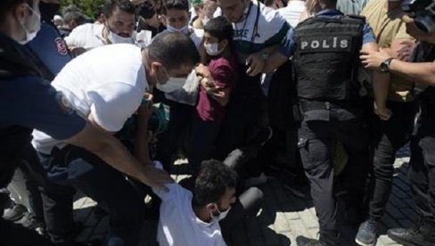 HAOS U ISTANBULU: Vernici probili kordon policije da bi stigli do Aja Sofije HAOS U ISTANBULU: Vernici probili kordon policije da bi stigli do Aja Sofije