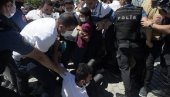 HAOS U ISTANBULU: Vernici probili kordon policije da bi stigli do Aja Sofije HAOS U ISTANBULU: Vernici probili kordon policije da bi stigli do Aja Sofije