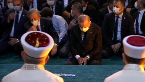 ЕРДОГАН СЕ МОЛИ У АЈА СОФИЈИ: Полиција обезбеђује прву молитву (ВИДЕО) ЕРДОГАН СЕ МОЛИ У АЈА СОФИЈИ: Полиција обезбеђује прву молитву (ВИДЕО)
