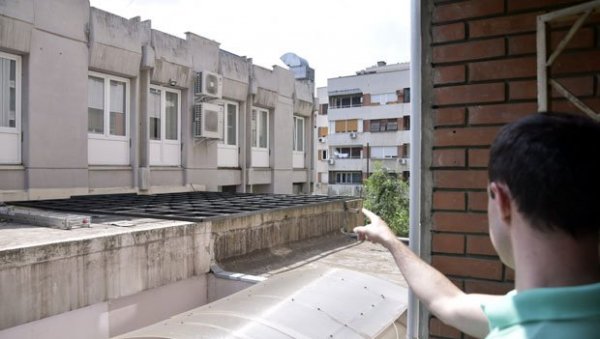 ИЗ КАФЕ-БАРА У КОМШИЈИН СТАН? Станари Пожаревачке упозорили на сумњиву грању у Радослава Грујића 25 ИЗ КАФЕ-БАРА У КОМШИЈИН СТАН? Станари Пожаревачке упозорили на сумњиву грању у Радослава Грујића 25