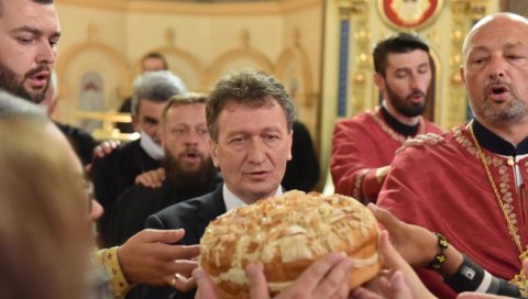 ТРОЈЕРУЧИЦА ПРОСЛАВИЛА КРСНУ СЛАВУ: Честитке начелника Угљевика (ФОТО) ТРОЈЕРУЧИЦА ПРОСЛАВИЛА КРСНУ СЛАВУ: Честитке начелника Угљевика (ФОТО)