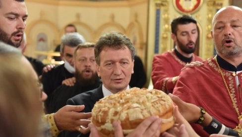 ТРОЈЕРУЧИЦА ПРОСЛАВИЛА КРСНУ СЛАВУ: Честитке начелника Угљевика (ФОТО) ТРОЈЕРУЧИЦА ПРОСЛАВИЛА КРСНУ СЛАВУ: Честитке начелника Угљевика (ФОТО)