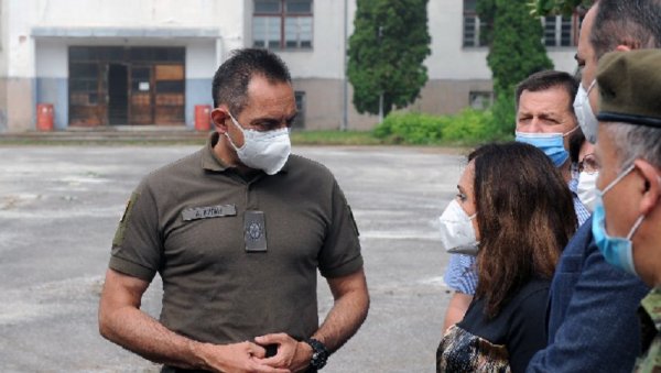 ИЗГРАДЊА КОВИД БОЛНИЦЕ У КРУШЕВЦУ Вулин: Мора да буде најопремљенија и најспремнија, изграђена у најкраћем могућем року (ФОТО) ИЗГРАДЊА КОВИД БОЛНИЦЕ У КРУШЕВЦУ Вулин: Мора да буде најопремљенија и најспремнија, изграђена у најкраћем могућем року (ФОТО)
