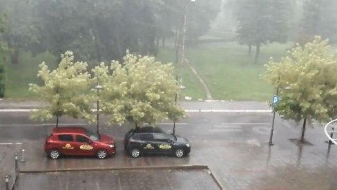 НЕВРЕМЕ ПОГОДИЛО КРАЉЕВО: Олујна киша и град величине грашка (ВИДЕО) НЕВРЕМЕ ПОГОДИЛО КРАЉЕВО: Олујна киша и град величине грашка (ВИДЕО)
