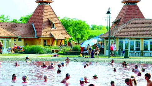 BANJA PAČIR JEDINSTVEN FENOMEN: Lekovito crveno jezero u srcu Bačke BANJA PAČIR JEDINSTVEN FENOMEN: Lekovito crveno jezero u srcu Bačke