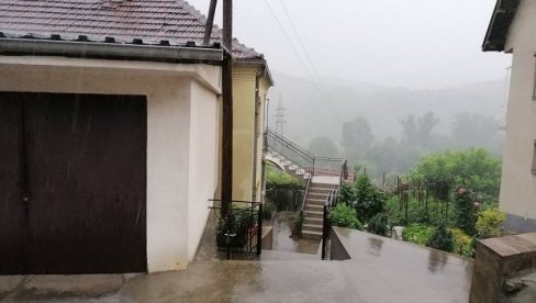 MOTKOM UBIO ROĐENOG BRATA: Počelo svađom oko prolaza u zajedničkom dvorištu - završilo se tragedijom MOTKOM UBIO ROĐENOG BRATA: Počelo svađom oko prolaza u zajedničkom dvorištu - završilo se tragedijom