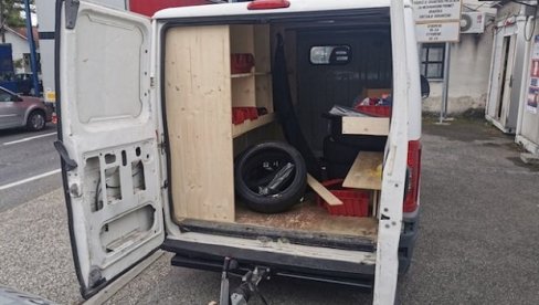 ZAPLENA DROGE NA GRANICI: Palo više od 55 kg marihuane ZAPLENA DROGE NA GRANICI: Palo više od 55 kg marihuane
