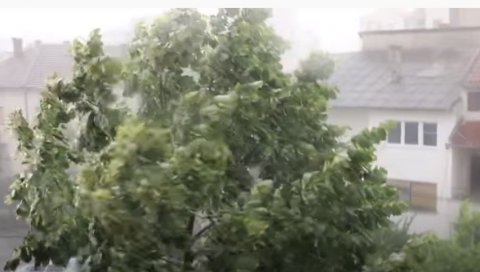 ВЕЛИКО НЕВРЕМЕ И У КОМШИЛУКУ: Поплављене улице у Струмици (ВИДЕО) ВЕЛИКО НЕВРЕМЕ И У КОМШИЛУКУ: Поплављене улице у Струмици (ВИДЕО)
