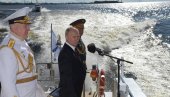 ПРОСЛАВА РУСКЕ ВОЈНЕ ФЛОТЕ: Путин – моћ морнарице у новом оружју (ФОТО) ПРОСЛАВА РУСКЕ ВОЈНЕ ФЛОТЕ: Путин – моћ морнарице у новом оружју (ФОТО)
