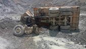 ČUDOM IZBEGNUTA TRAGEDIJA: Prevrnuo se kamion u Majdanpeku,  vozač iskočio iz vozila, suvozač ostao zarobljen  (FOTO)