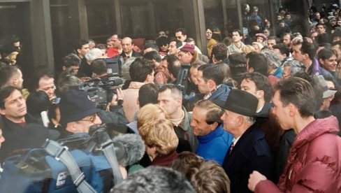 ВЕСИЋ: Где је то Ђилас носио црни флор за Сарајево? У Чешкој где је правио фирме? ВЕСИЋ: Где је то Ђилас носио црни флор за Сарајево? У Чешкој где је правио фирме?