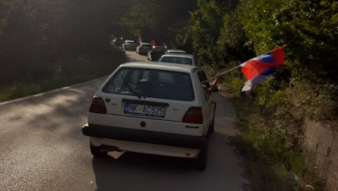 KILOMETARSKA KOLONA U NIKŠIĆU: Auto litija krenula iz Ostroga, celim putem se ori lo“Ne damo svetinje”! KILOMETARSKA KOLONA U NIKŠIĆU: Auto litija krenula iz Ostroga, celim putem se ori lo“Ne damo svetinje”!